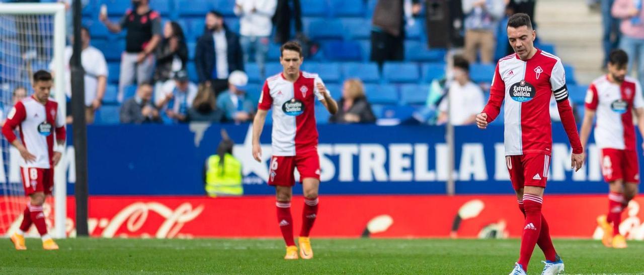 Varios jugadores del Celta, cabizbajos tras encajar recientemente un gol que supuso la derrota frente al Espanyol. |  // LOF