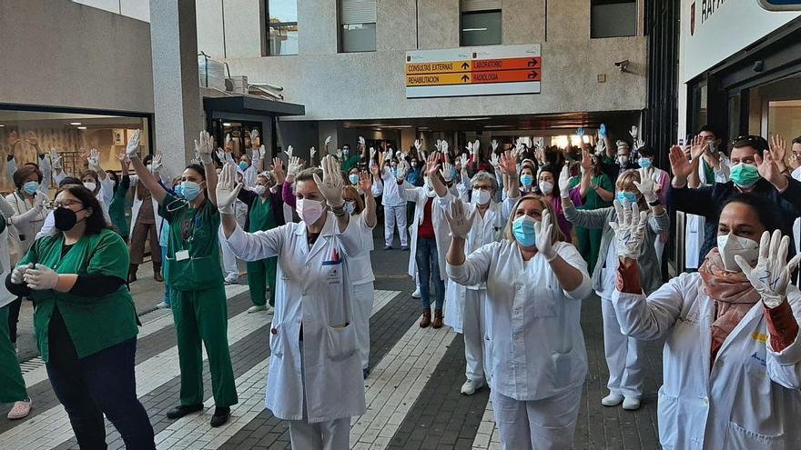 Sanitarios del Área II de Salud
se concentraron ayer a las
puertas del Hospital Rafael
Méndez de Lorca.  EFE