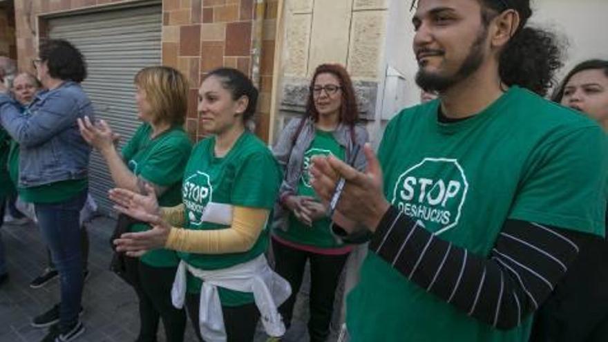El juez aplaza una semana el desahucio de una familia con tres hijos en Carrús