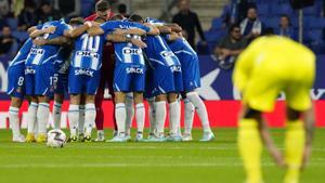 Cornellá de Llobregat (Barcelona), 09/11/2022.- Los jugadores del Espanyol antes del inicio del encuentro correspondiente a la jornada catorce de primera división que disputan hoy miércoles frente al Villarreal en el RCDE Stadium, en la localidad barcelonesa. EFE / Enric Fontcuberta