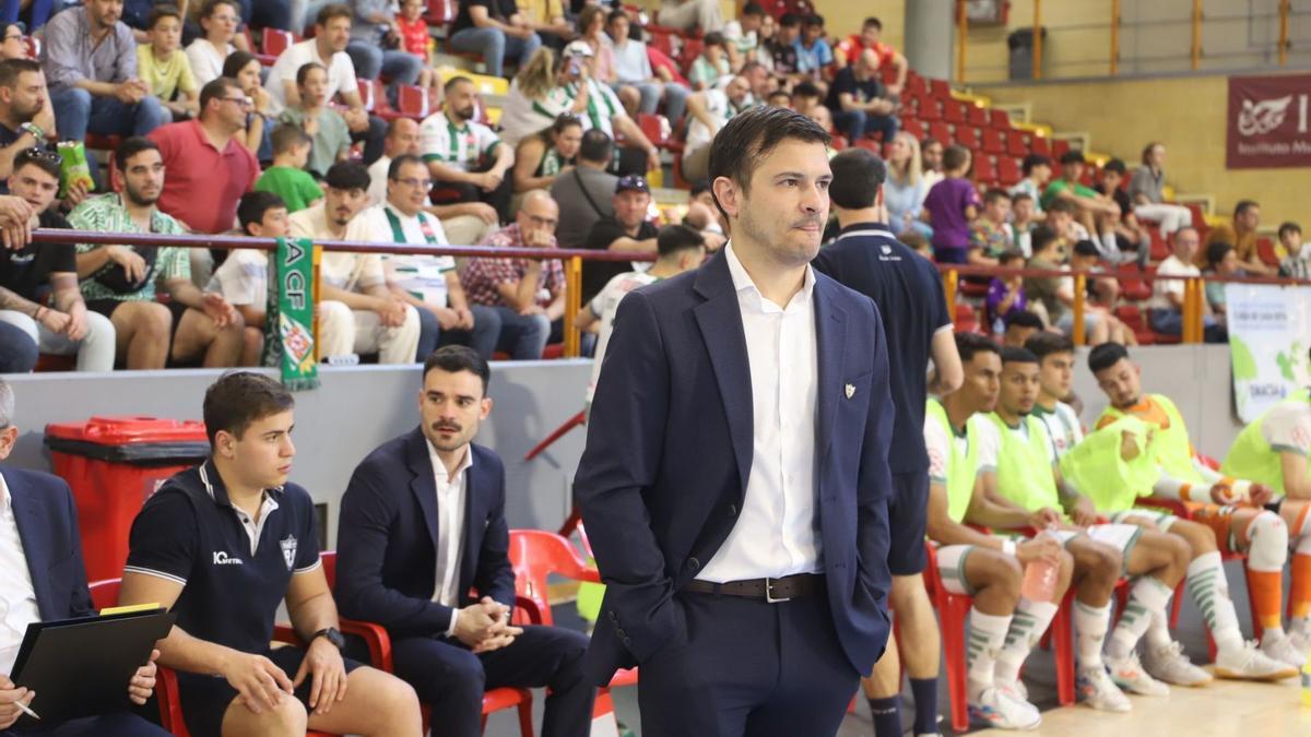 Emanuel Santoro, técnico del Córdoba Futsal, antes de un encuentro.