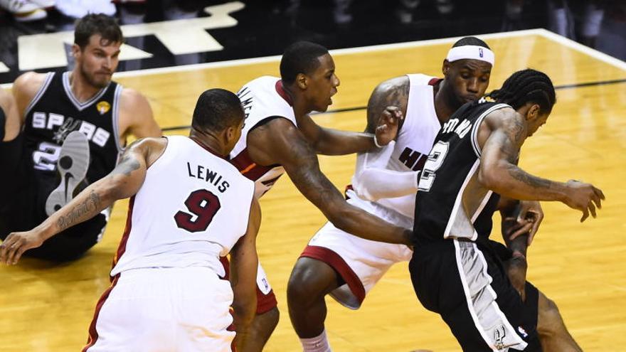 Leonard disputa el balón con LeBron James.