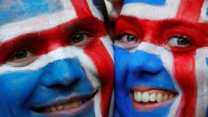 Una pareja de seguidores islandeses celebra la victoria de su selección.