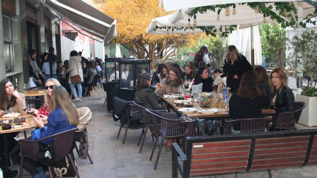 Gente tomando el aperitivo en una terraza, en Lorca