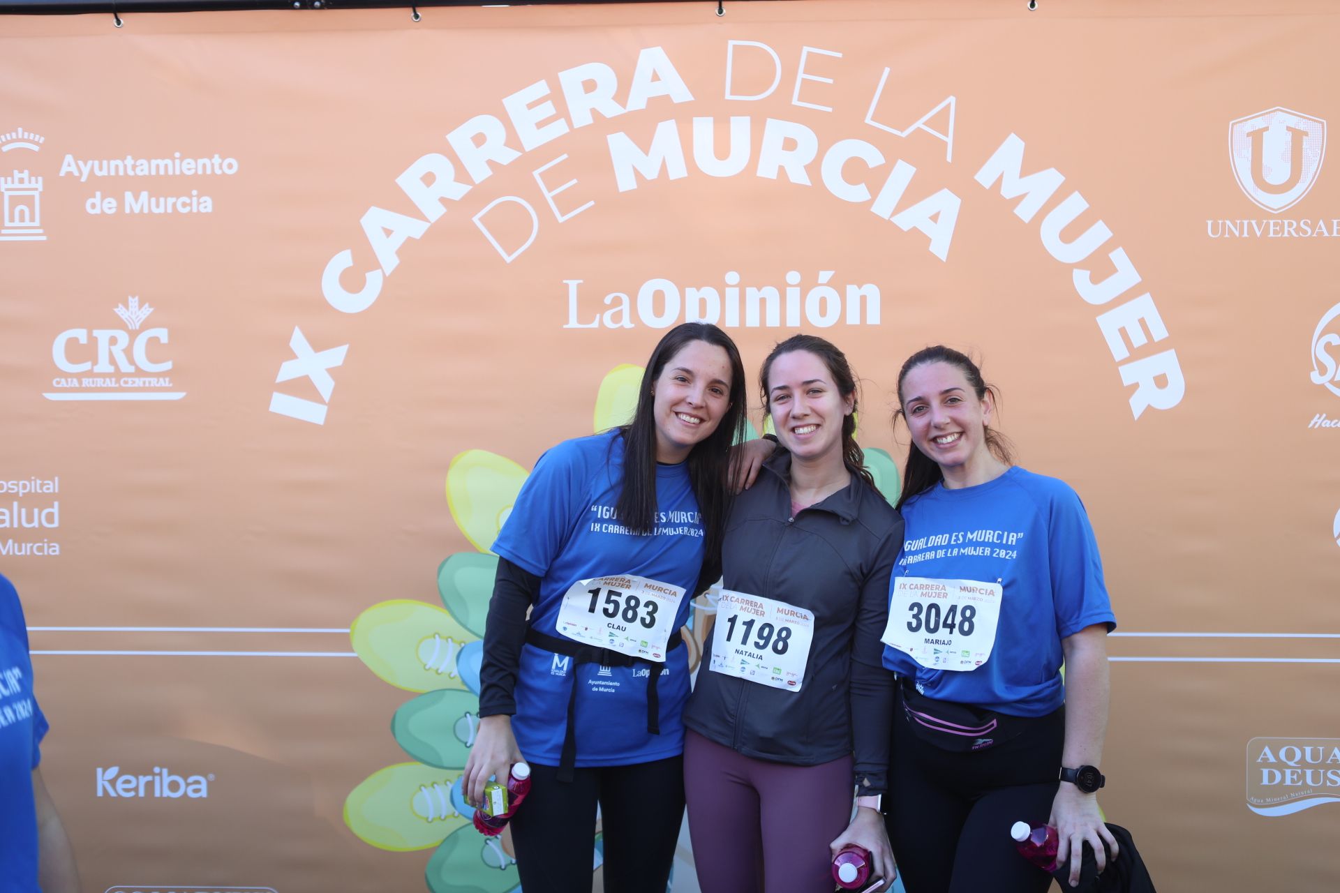 Las participantes posan en el photocall tras finalizar la Carrera de la mujer de Murcia