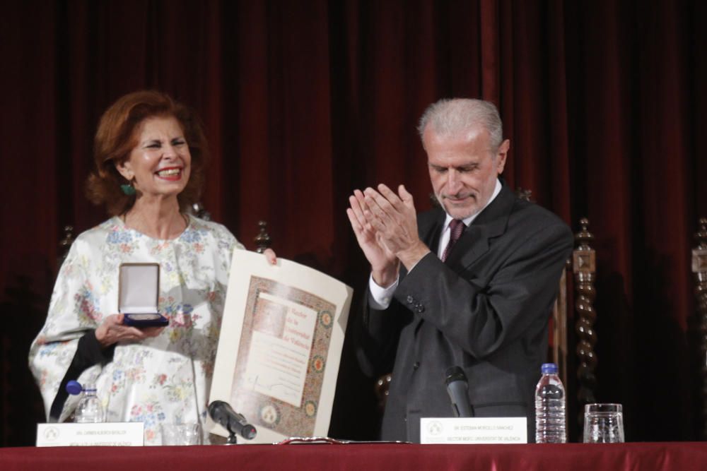 La exministra Carmen Alborch recibe la Medalla de la Universitat de València