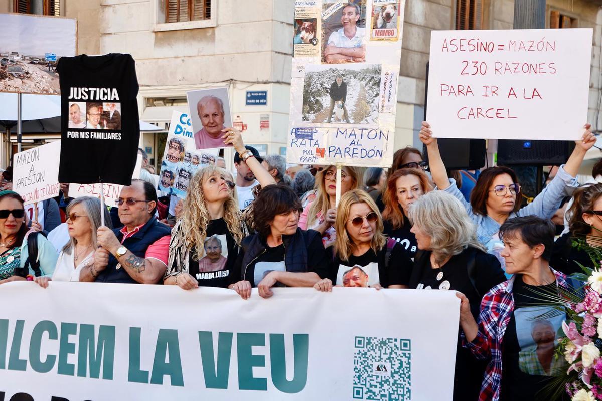 La concentración por la gestión de la dana de este 26 de abril, en imágenes