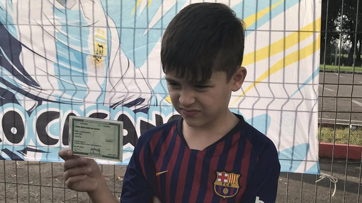 El pequeño Lionel Messi brasileño mostrando el documento en el que se acredita su nombre