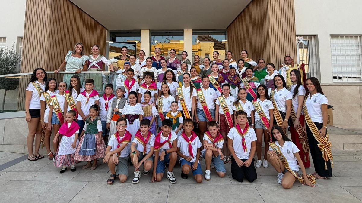 L’alcaldessa, Marta Barrachina, al costat de la reina, cort d’honor i cavallers en la Setmana Cultural.