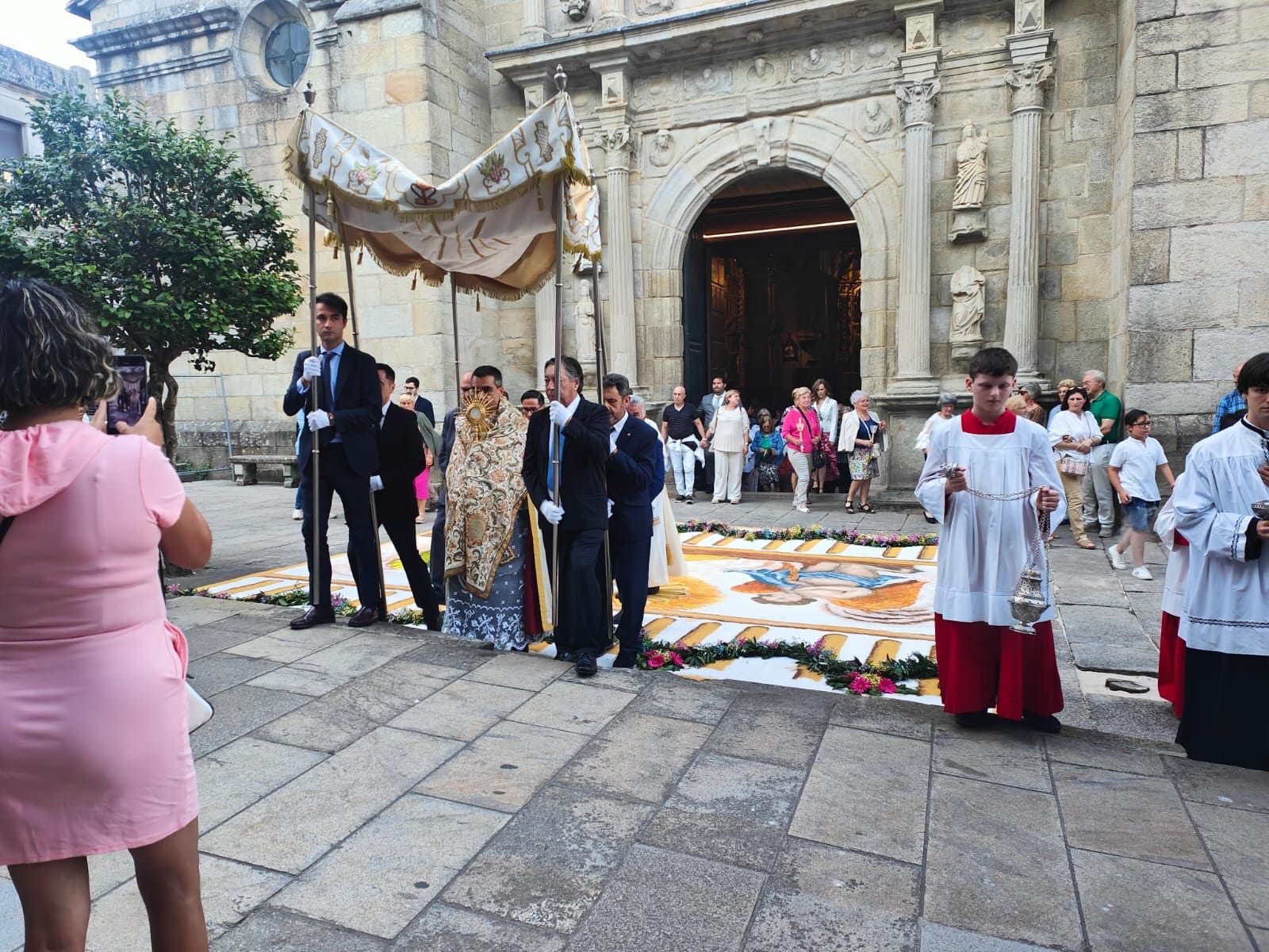 El Corpus Christi engalana las calles de Cangas