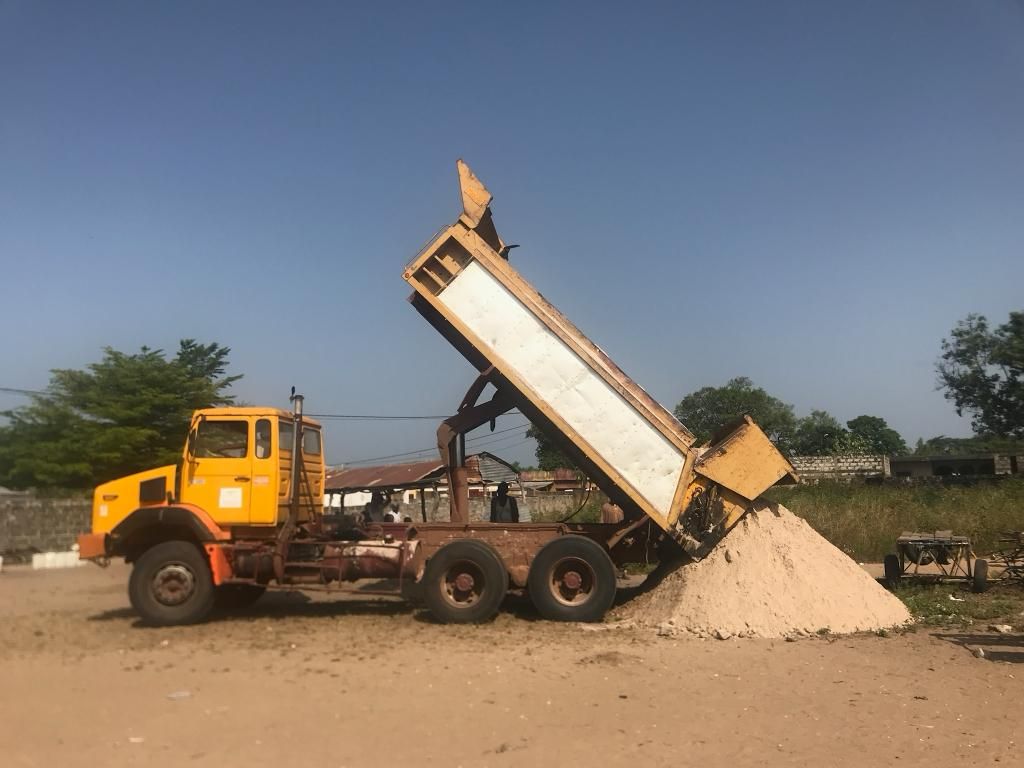 Imagenes de la construcción de la academia dental en Senegal.