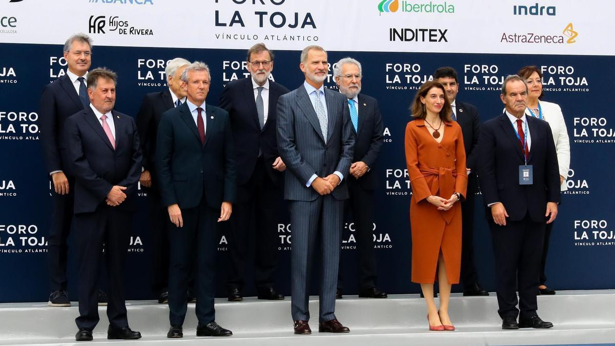 El Rey, en el centro, acompañado por Amancio López, Alfonso Rueda, Pilar Llop, Andrés Allamand, Sebastián Piñera, Miguel Santalices o Pedro Blanco pie.