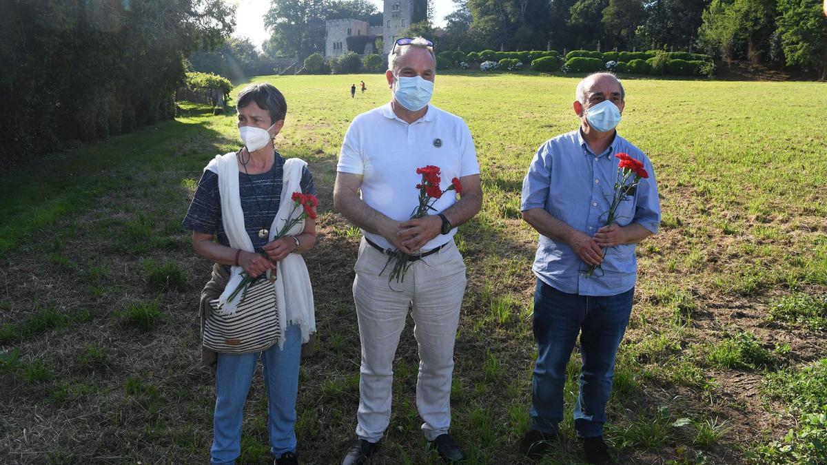 Familiares de víctimas del franquismo emocionados en su primera visita al Pazo de Meirás.