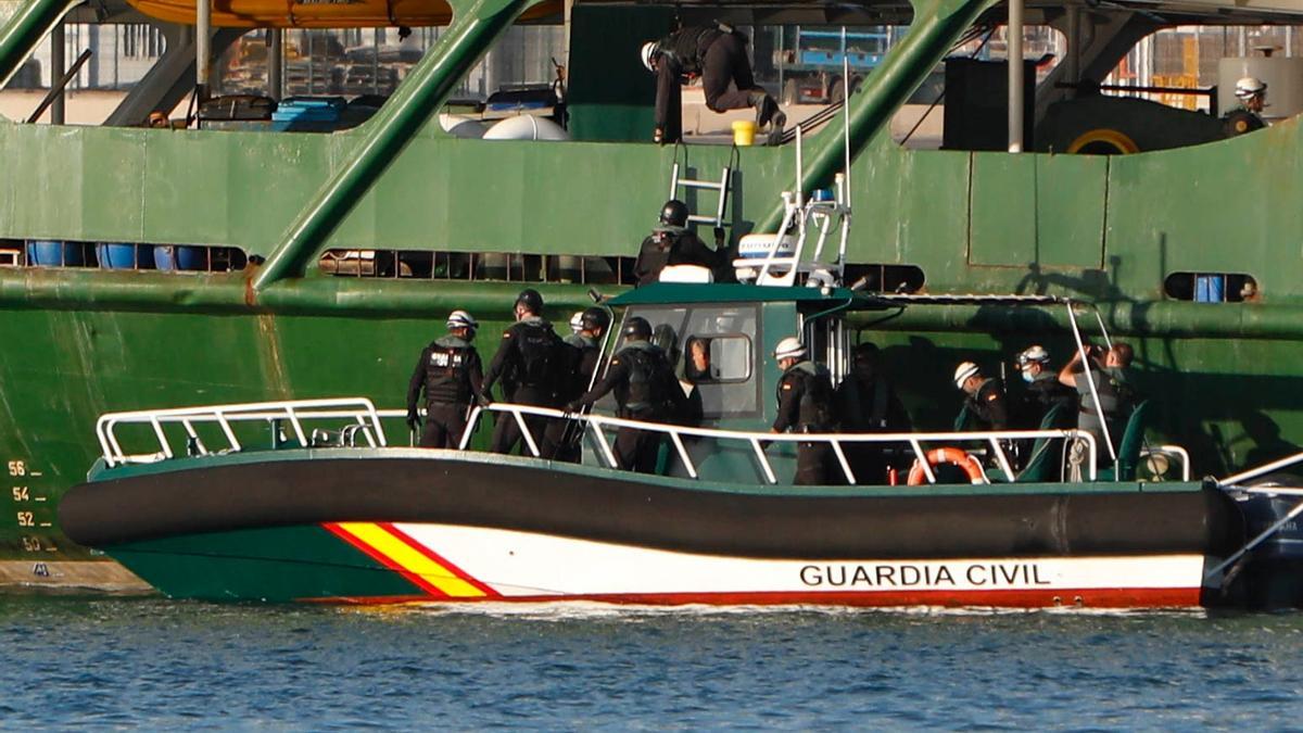 Un momento de la entrada de los agentes al barco