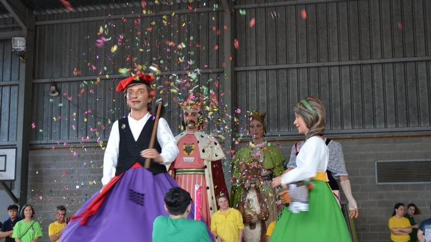 La Colla dels Joves Geganters de Manresa presenta un nou gegantó en la trobada de Valldaura