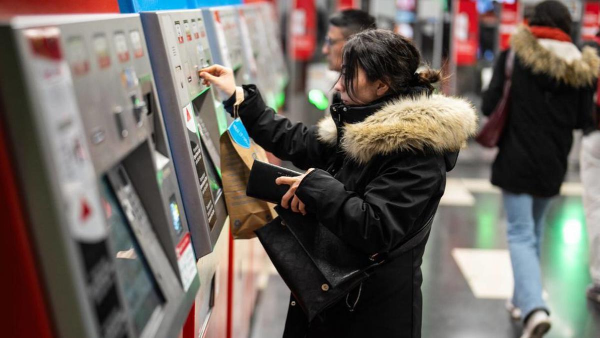Una usuaria compra un billete de metro.