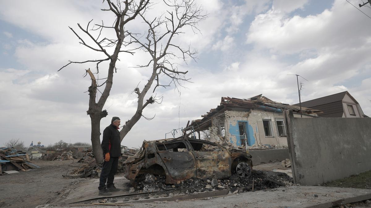 Ditchinku Nikulayf, de 64 años, revisa los daños ocasionados en su vivienda en la localidad de Ulica Szkolna, cerca de Kiev.