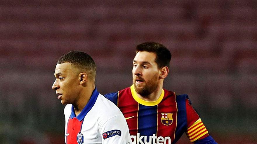 Mbappé, junto a Messi, en el partido del Camp Nou. | // ALBERTO ESTÉVEZ