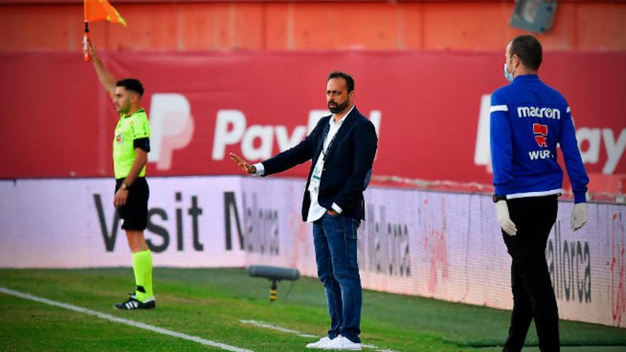 Fran Fernández, atento al juego en el área técnica del banquillo visitante del estadio Visit Mallorca.