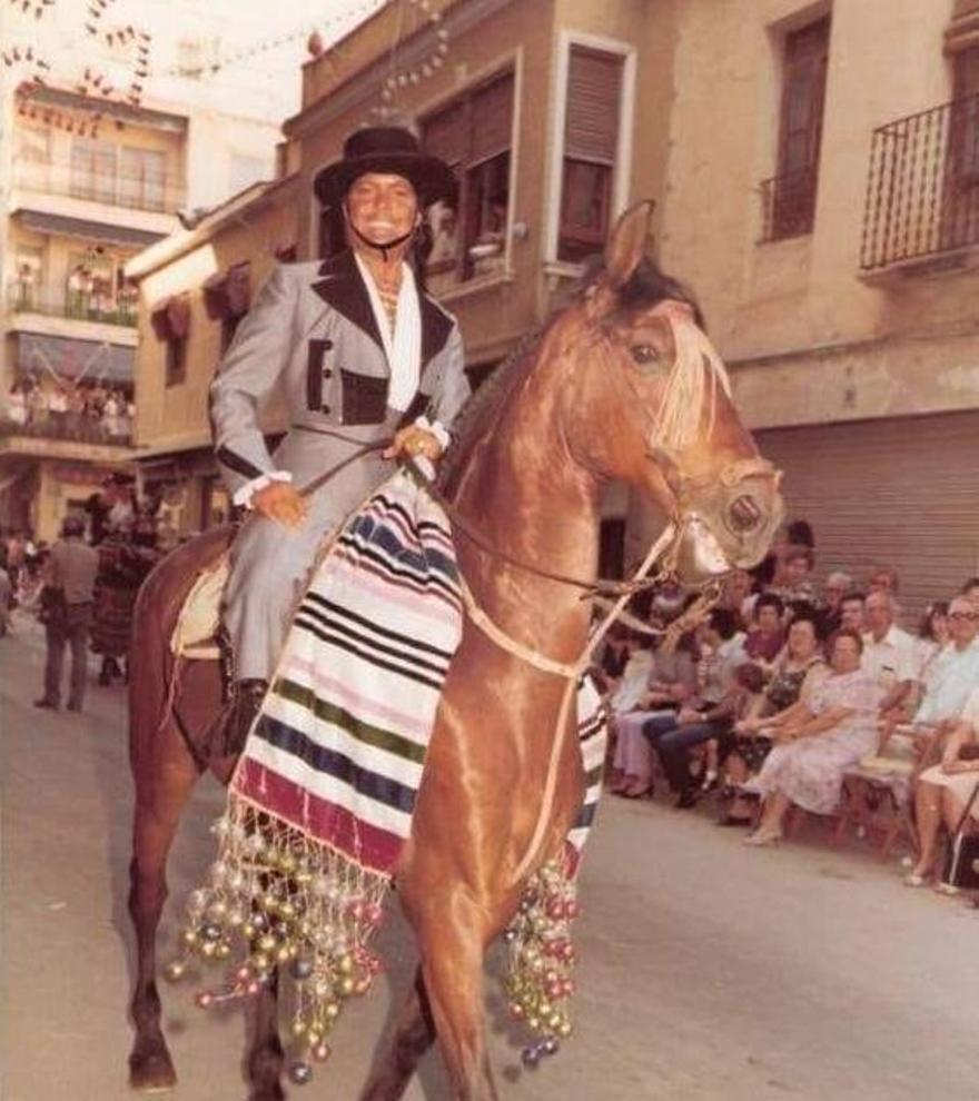 Pedrito Rico en las fiestas de Moros y Cristianos de Elda desfilando con la comparsa de Contrabandistas.