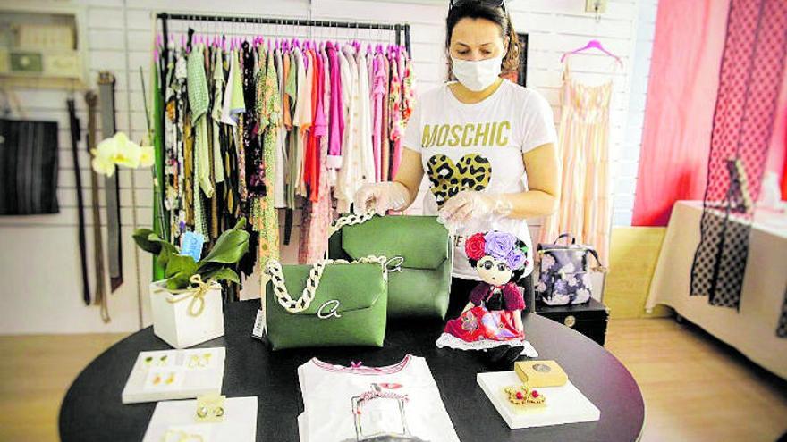 Una tienda de ropa y complementos de La Laguna tras la reanudación de la actividad comercial.