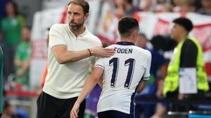 Gareth Southgate, seleccionador de Inglaterra, saluda a Foden, cabreado por su cambio ante Dinamarca.