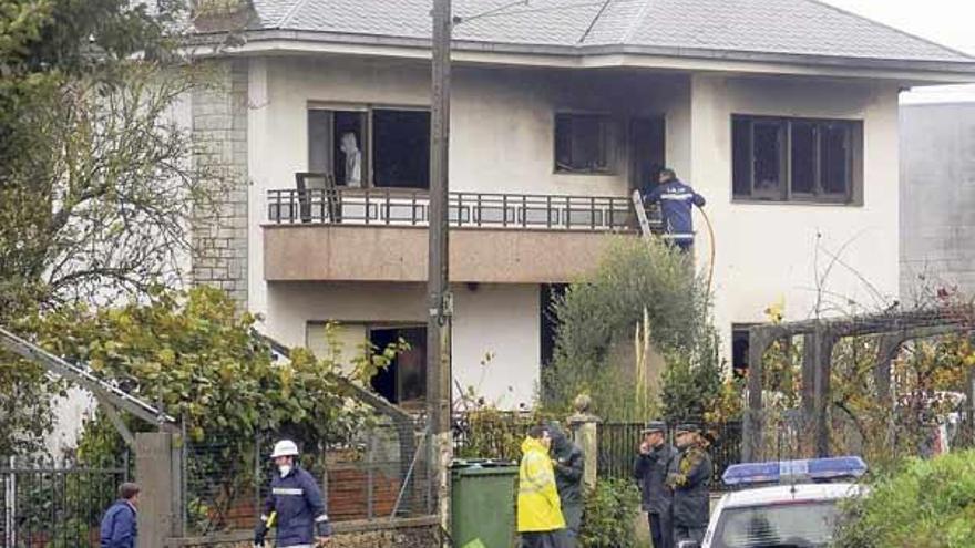 Bomberos y fuerzas de seguridad, en las tareas de extinción y rescate de las víctimas en la casa.  // B./J. L.