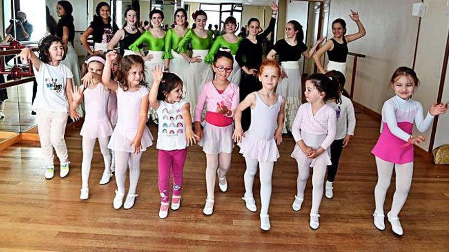 Alumnos de la Escuela de Danza Carmen, la semana pasada en un ensayo.