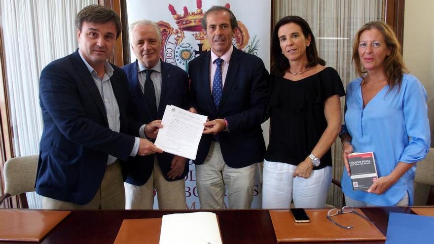 Un momento del acto de entrega al senador del PP Joaquín Ramírez.