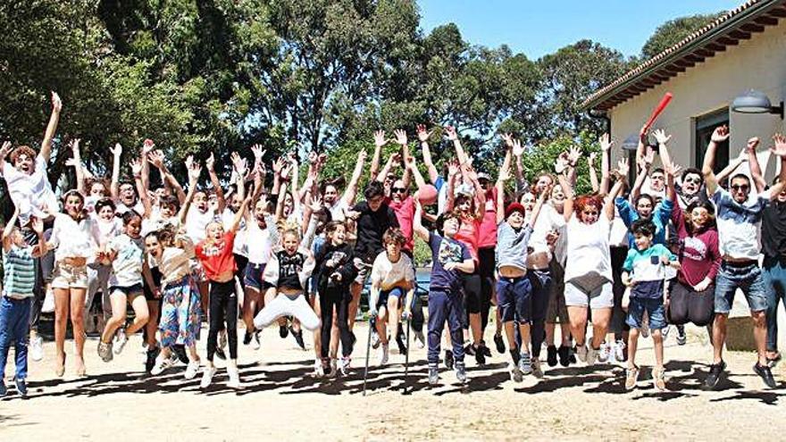 Alumnos y actores de El Ruiseñor, en una actividad y en el escenario.