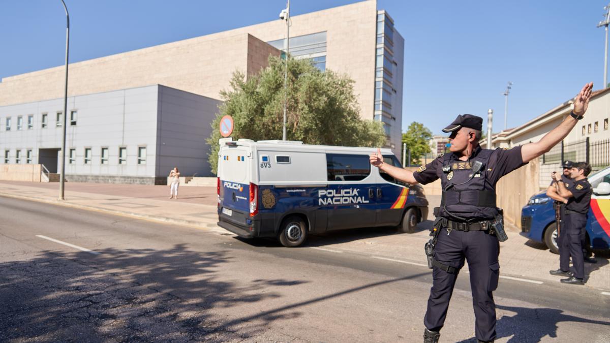 El furgón policial dirige a los acusado a la cárcel de Cáceres el pasado mes de agosto.