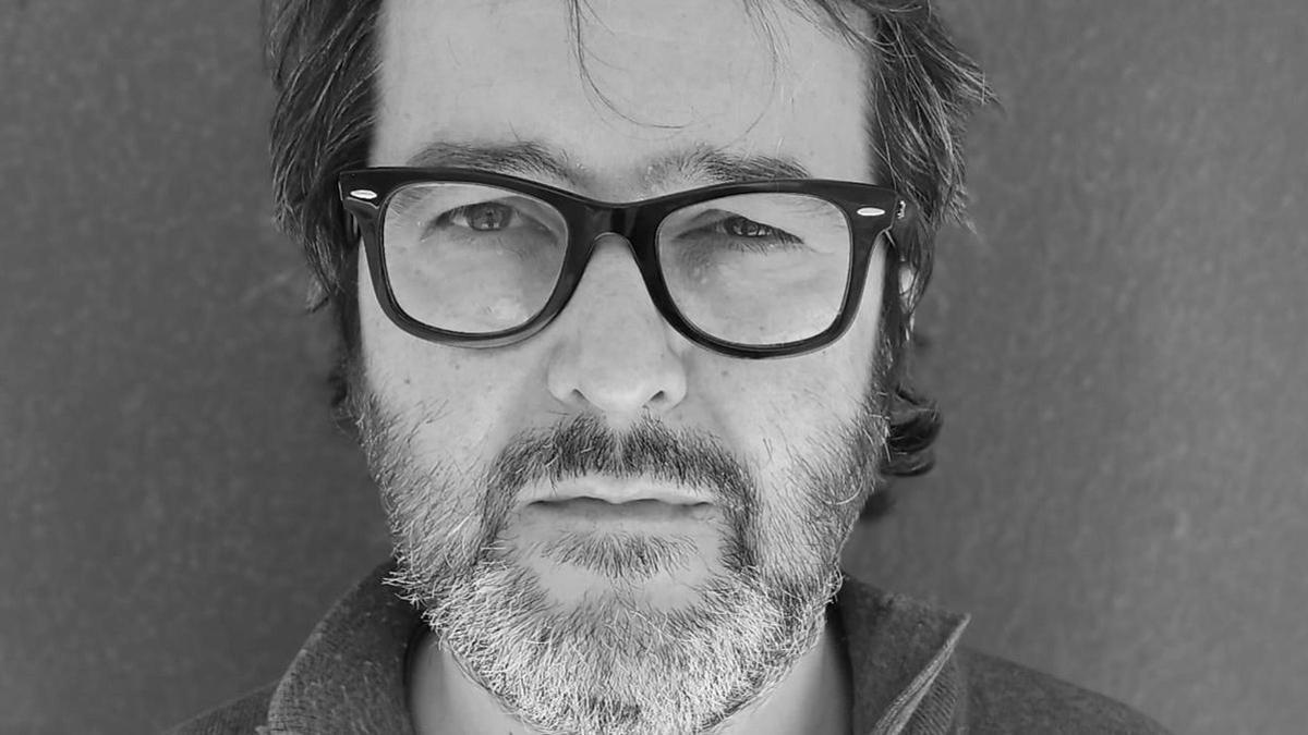 El periodista y escritor Álvaro Colomer presenta el 12 de junio en la librería Noviembre de Benicàssim su ensayo 'In vitro'.