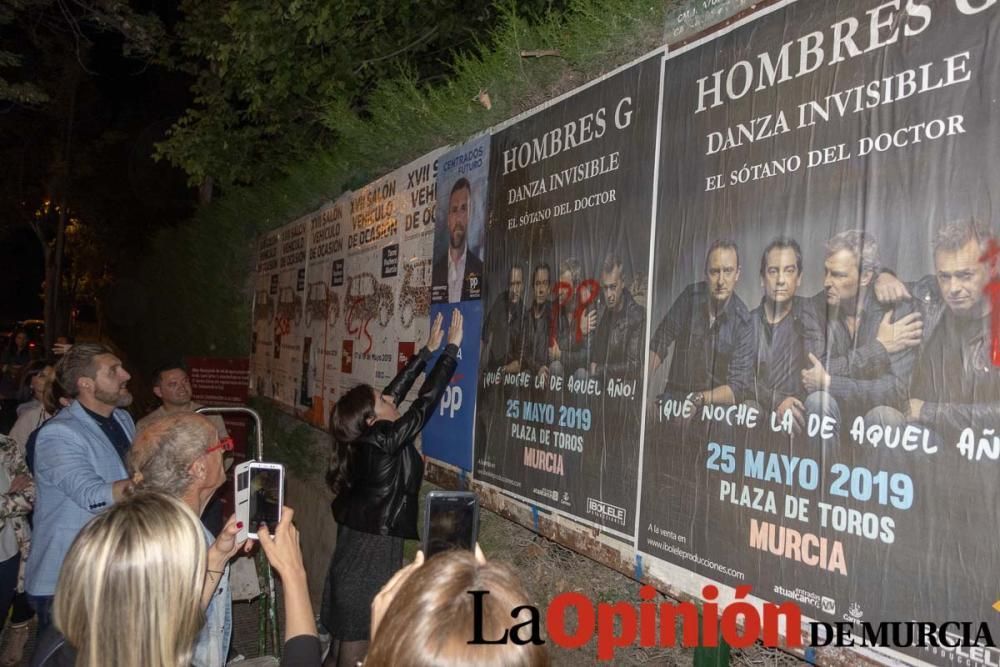 Pegada de carteles en Caravaca