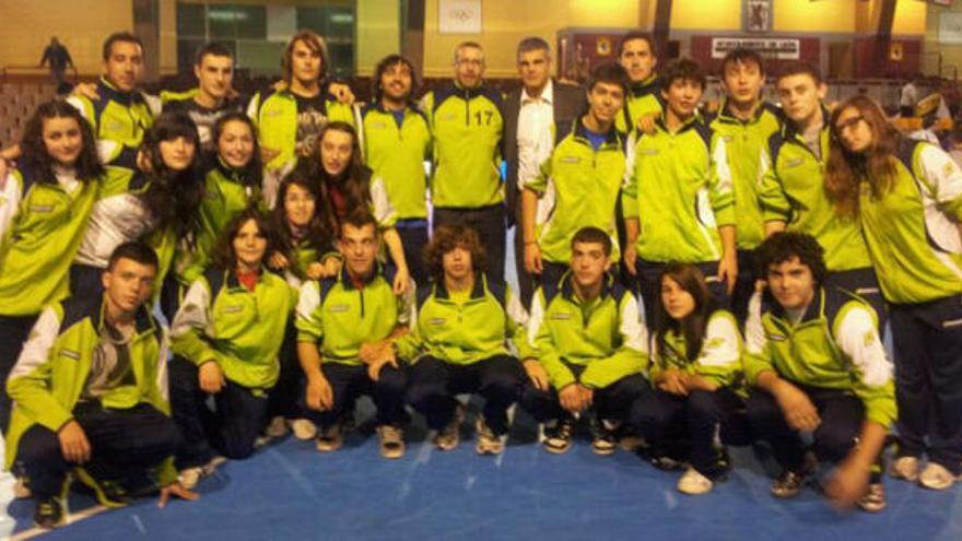 Jugadores y entrenadores del Cárnicas Joalcresa y Valbusenda posan con Enric Masip al término del duelo entre Reale Ademar y Fútbol Club Barcelona.