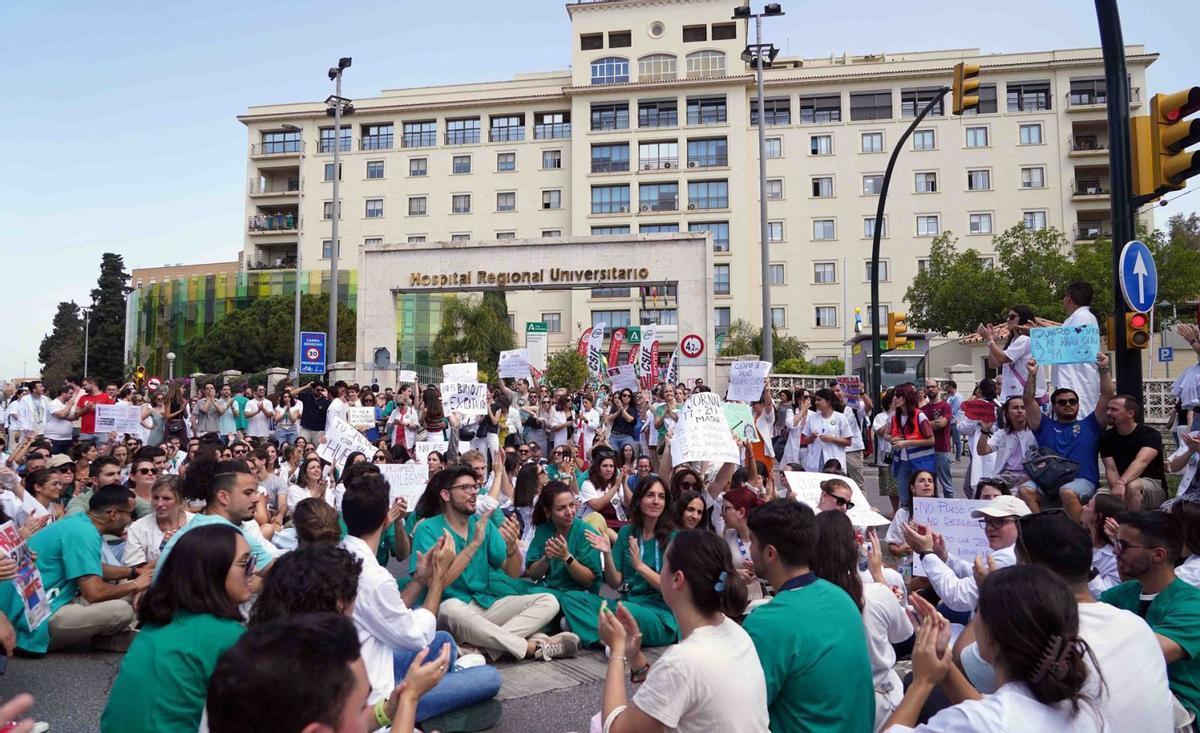 Los médicos de Málaga se concentran contra el borrador del Estatuto Marco con motivo de la jornada de huelga nacional del pasado 13 de junio. | ÁLEX ZEA