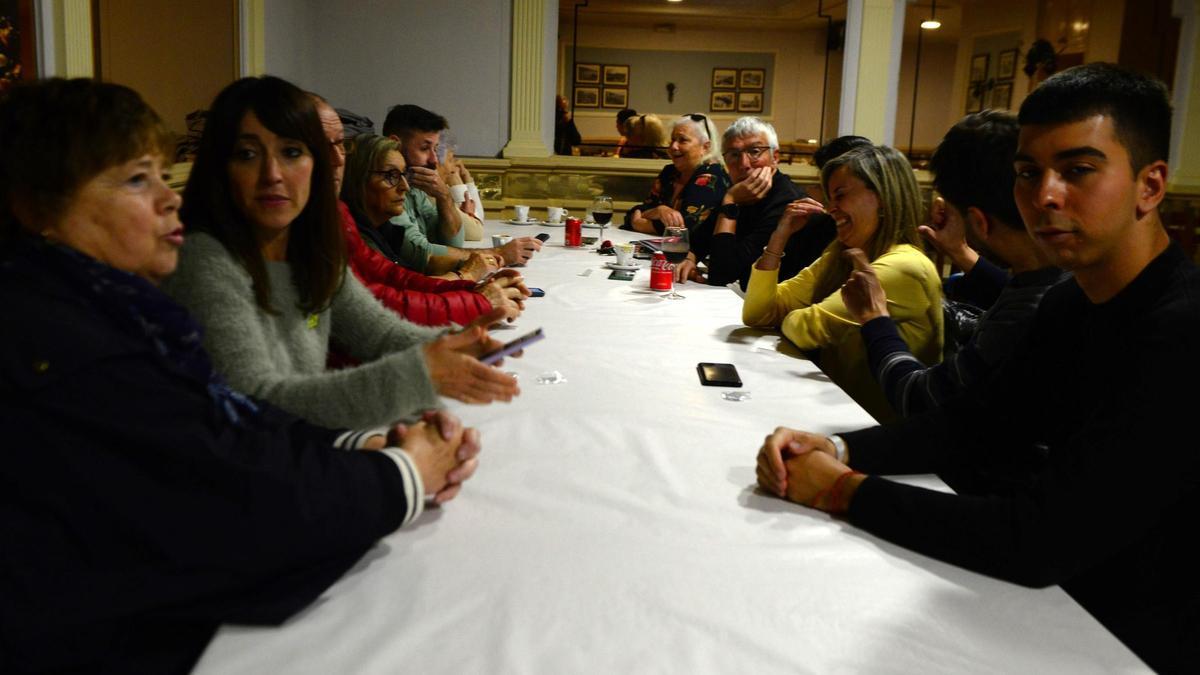 Participantes en el encuentro celebrado el jueves por la tarde en Cangas.