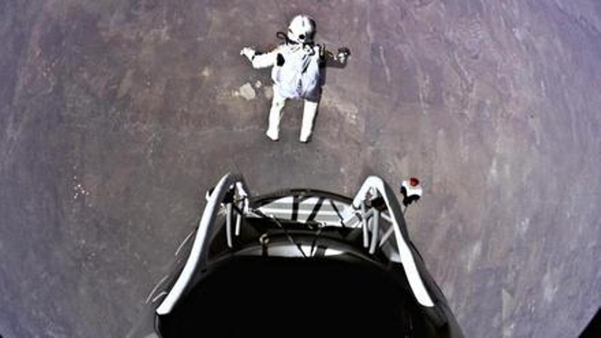 Felix Baumgartner, en plena ejecución del salto desde la estratosfera.