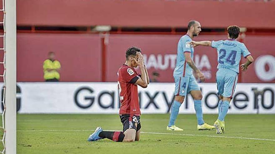 Ante Budimir se lamenta tras una ocasiÃ³n errada en la primera parte del encuentro.