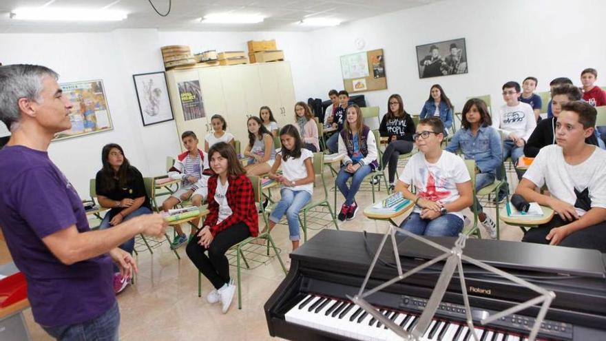 Francisco Prendes, impartiendo una clase de Música en el IES Emilio Alarcos ayer por la mañana.