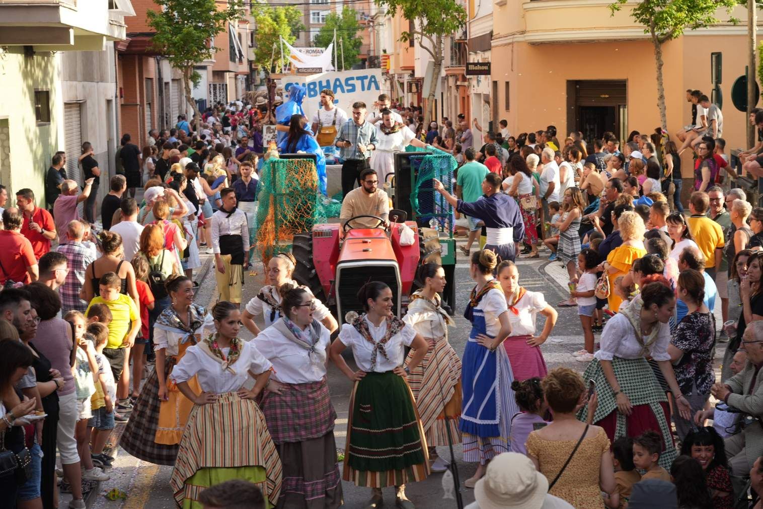 El Grau da inicio a las fiestas de Sant Pere con pólvora, bous y música