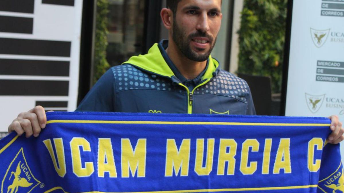 Tekio, del UCAM Murcia, ayer en su presentación.  | PRENSA UCAM CF