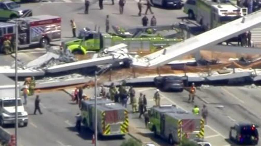 El pont de vianants va atrapar diversos vehicles.