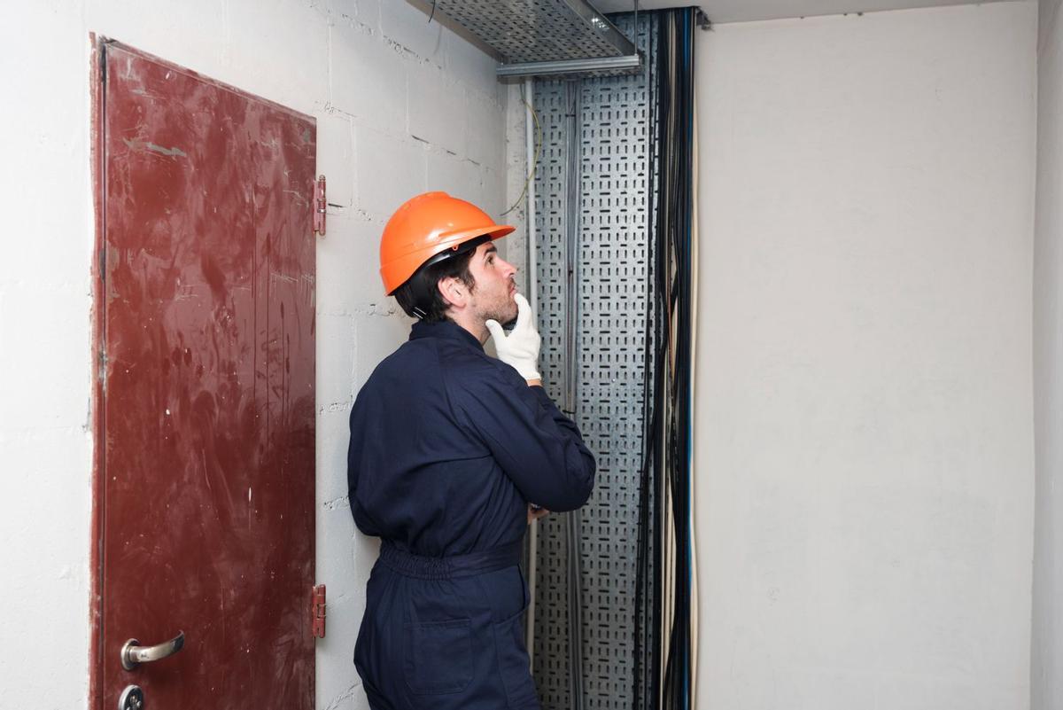 La instalación del ascensor es obligatoria cuando la solicita un propietario en cuya vivienda vivan, trabajen o presten servicios voluntarios personas con discapacidad o mayores de 70 años.