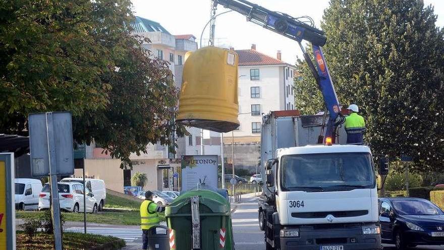 Un camión recogiendo un contenedor de plásticos en Pontevedra. // Rafa Vázquez