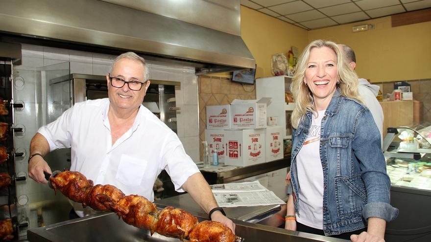 María José Ros, candidata de Cs, compra un pollo asado durante la jornada de reflexión