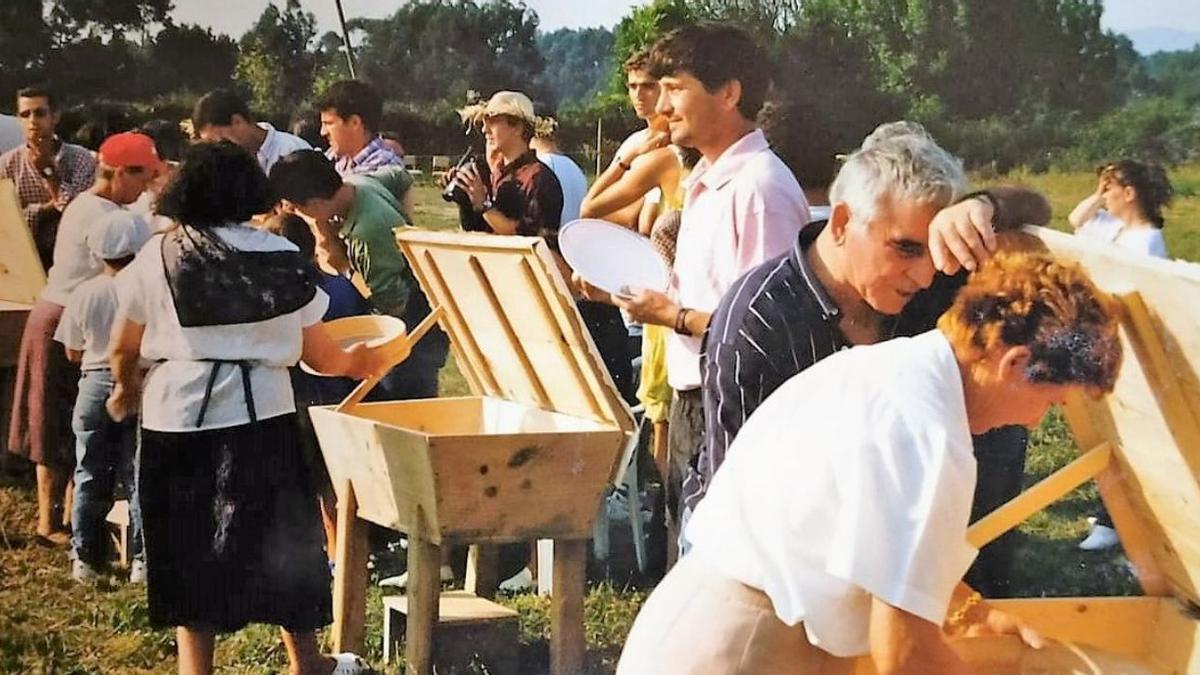 &#039;Peneirando&#039; en una Festa da Malla en Dexo en 1996.  | // ASOCIACIÓN DE VECIÑOS DE DEXO