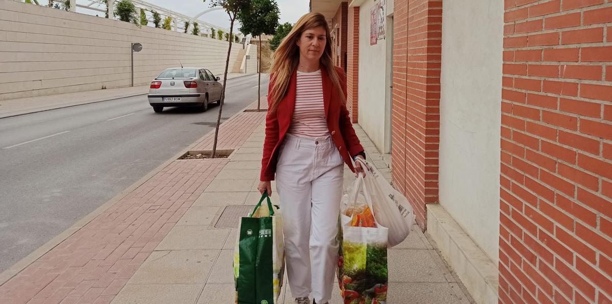 La número dos del Partido Popular en la candidatura a la Alcaldía, Rosa María Medina, llegando del supermercado cargada de bolsas.