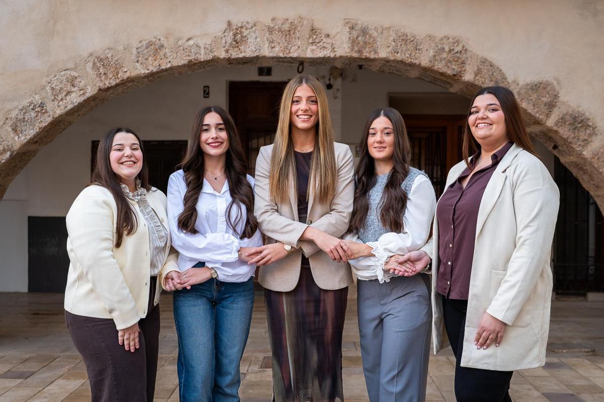 Otra foto de la corte de honor al completo.