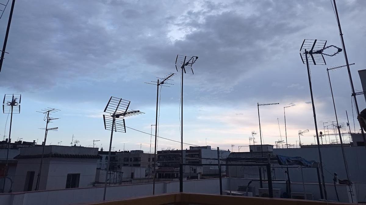 Nubes sobre la ciudad de Córdoba, con el cielo despejado en el horizonte.