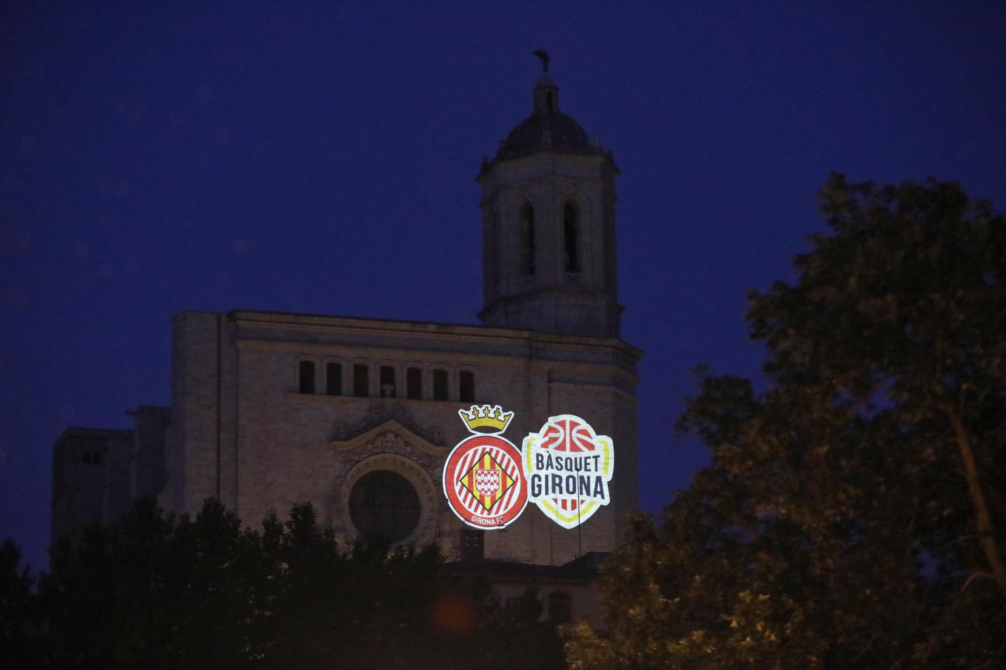 Els escuts del Girona i el Bàsquet Girona llueixen a la catedral